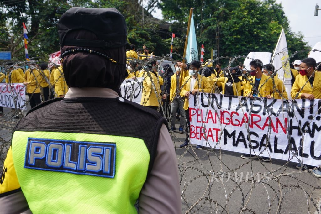 Mahasiswa Universitas Jenderal Soedirman, Purwokerto, menuntut Jaksa Agung ST Burhanuddin menyelesaikan kasus-kasus pelanggaran HAM masa lalu di Purwokerto, Banyumas, Jawa Tengah, Jumat (10/9/2021).