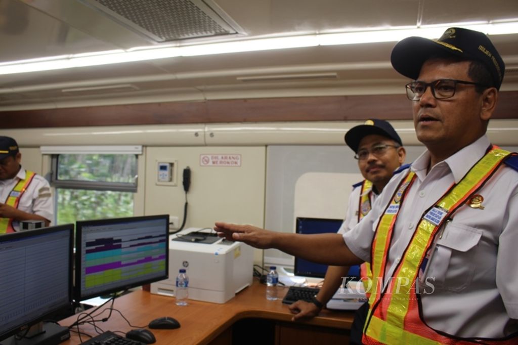 Direktur Jenderal Perkeretaapian Zulfikri menjelaskan cara kerja pengolahan data di dalam kereta ukur, Kamis (12/4). Kereta ukur ini berfungsi untuk memeriksa jalur kereta dari Palembang-Prabumulih sepanjang 80 kilometer.