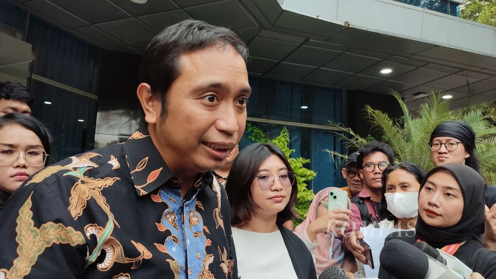 Aristo Pangaribuan (kiri) dan Maria Dianita Prosperiani dari tim LKBH FHUI melaporkan Ketua Komisi Pemilihan Umum Hasyim Asy’ari terkait dugaan pelanggaran etik ke Dewan Kehormatan Penyelenggara Pemilu (DKPP), Kamis (18/4/2024), di Jakarta. 