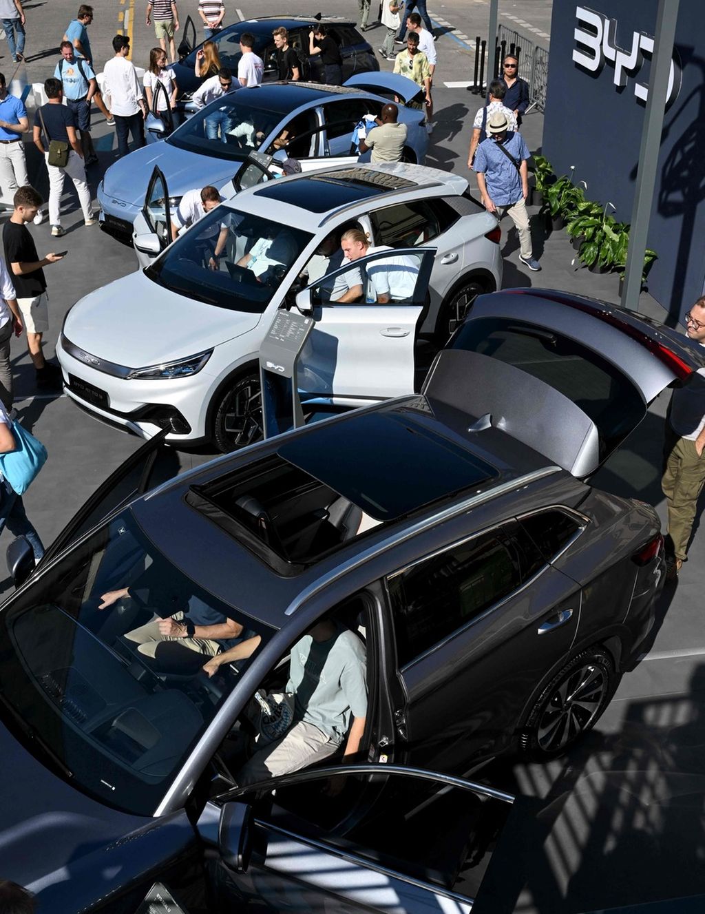 Para pengunjung mengamati dan mencoba naik mobil-mobil yang dipamerkan perusahaan otomotif China, BYD, dalam ajang International Motor Show (IAA) di Muenchen, Jerman, 6 September 2023. 