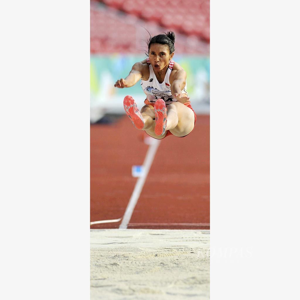 Atlet loncat jauh Indonesia Maria Natalia Londa melakukan loncatan terbaiknya dalam nomor loncat jauh uji coba kejuaraan Asian Games di Gelora Bung Karno, Jakarta, Minggu (11/2). Maria Londa meraih emas dengan loncatan sejauh 6,43 meter.