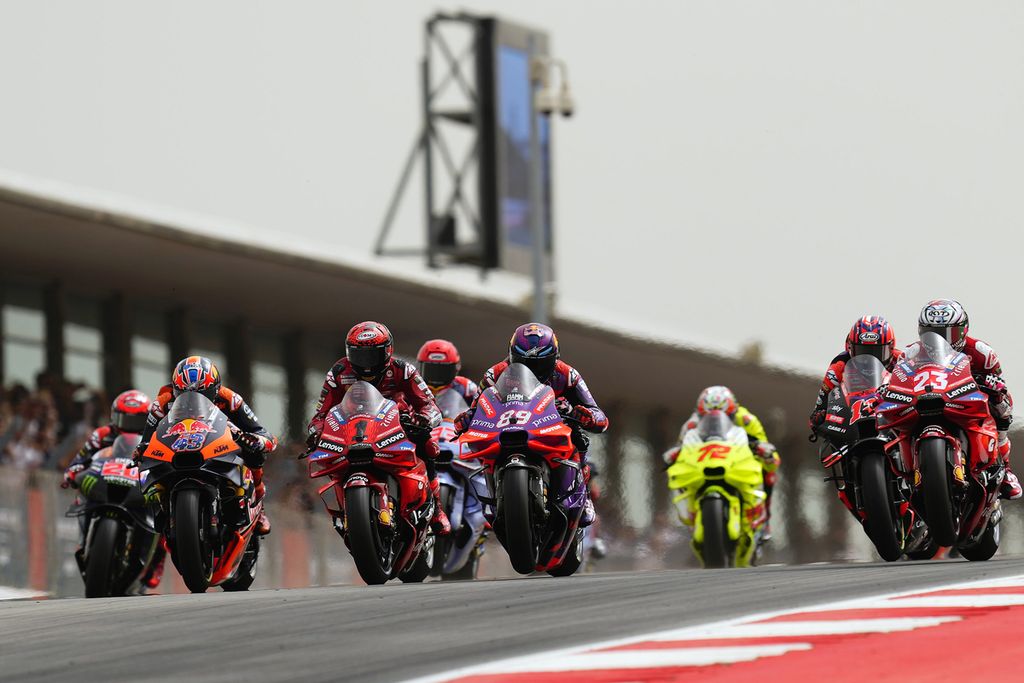 Ducati Lenovo racer Francesco Bagnaia (third from left) and Ducati Prima Prmac racer Jorge Martin (fourth from left) zoomed off on their motorcycles after the start of the MotoGP Grand Prix Portugal race at the Algarve International Circuit in Portimao, Portugal on Sunday (24/3/2024).