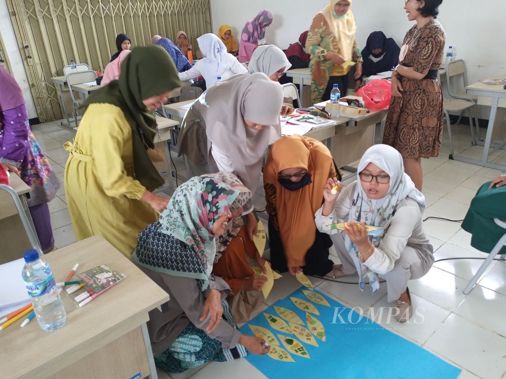 Para guru SD/MI di wilayah Jonggol, Kabupaten Bogor, Jawa Barat, antusias mengikuti TOT Gerakan Nasional Pemberantasan Buta Membaca (Gernas Tastaba) di SDN Citra Indah, Jonggol, Minggu (28/8/2022).