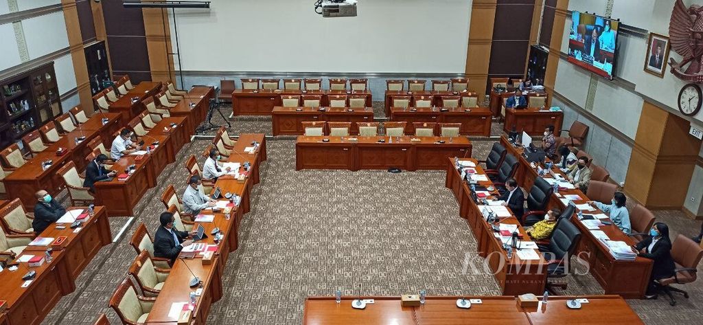 Suasana Rapat Dengar Pendapat (RDP) Komisi III dengan Sekretariat Jenderal (Setjen) Mahkamah Konstitusi, yang membahas usulan kenaikan anggaran untuk peningkatan kapasitas gedung di MK untuk menghadapi perkara perselisihan hasil pemilu (PHPU) 2024.