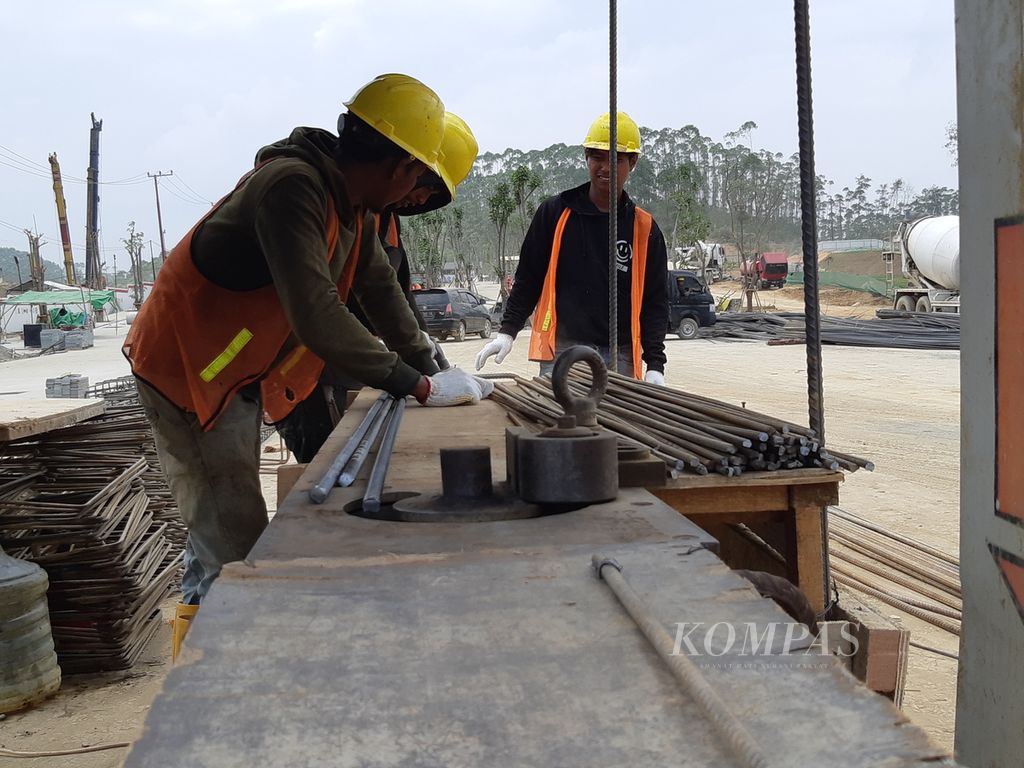 Para pekerja membengkokkan besi di salah satu sudut area Sumbu Kebangsaan Ibu Kota Nusantara, Jumat (6/10/2023). 