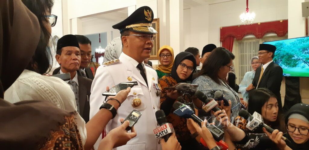 Gubernur Bengkulu Rohidin Mersyah menjawab pertanyaan wartawan sesuai pelantikan di Istana Negara, Jakarta, Senin (10/12/2018).