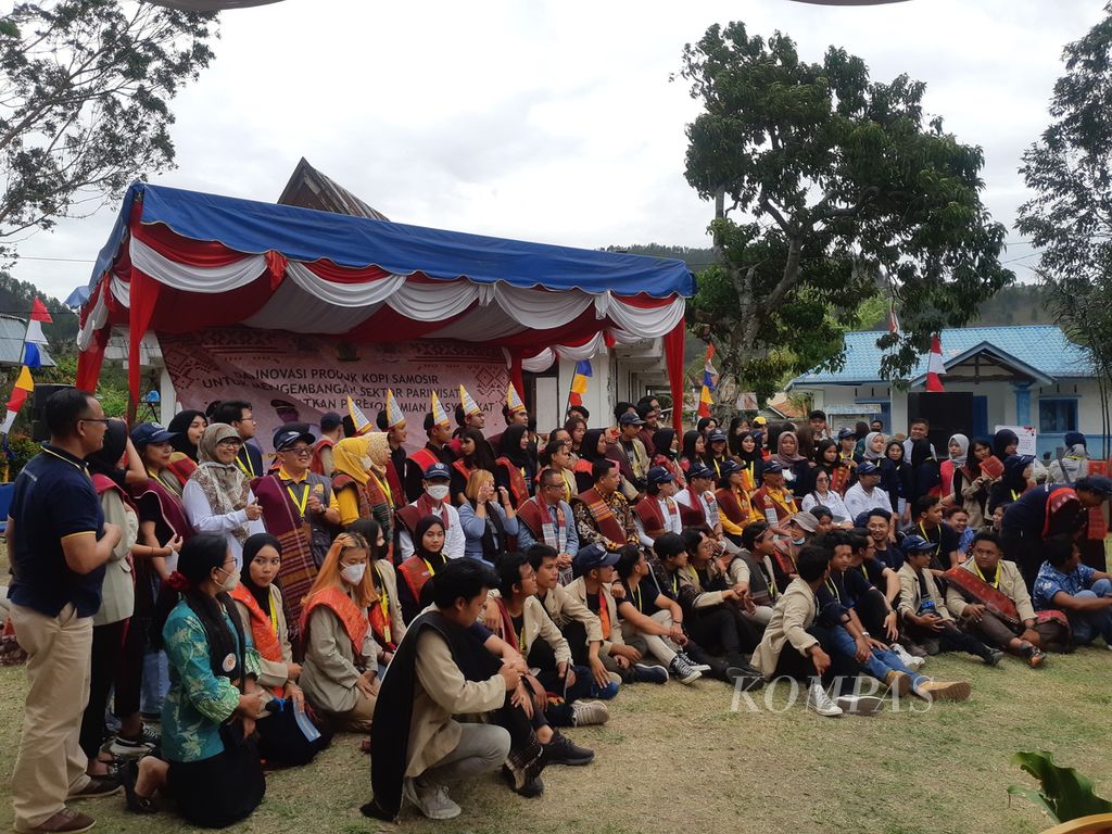 Sivitas akademika Universitas Gadjah Mada dan jajaran Pemerintah Kabupaten Samosir berfoto bersama di Samosir, Sumatera Utara, Kamis (4/8/2022).