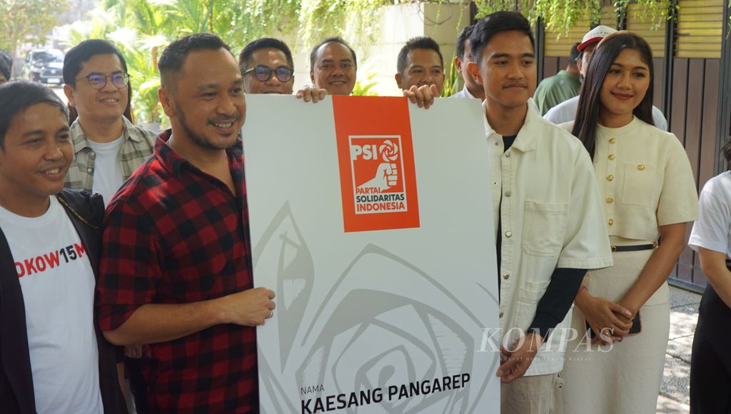 Kaesang Pangarep (second from the right) received a membership card from the Chairman of the Indonesian Solidarity Party (PSI), Giring Ganesha (second from the left), at President Joko Widodo's residence in Surakarta, Central Java, on Saturday (23/9/2023). The card presentation also marks Kaesang's official membership in the party.