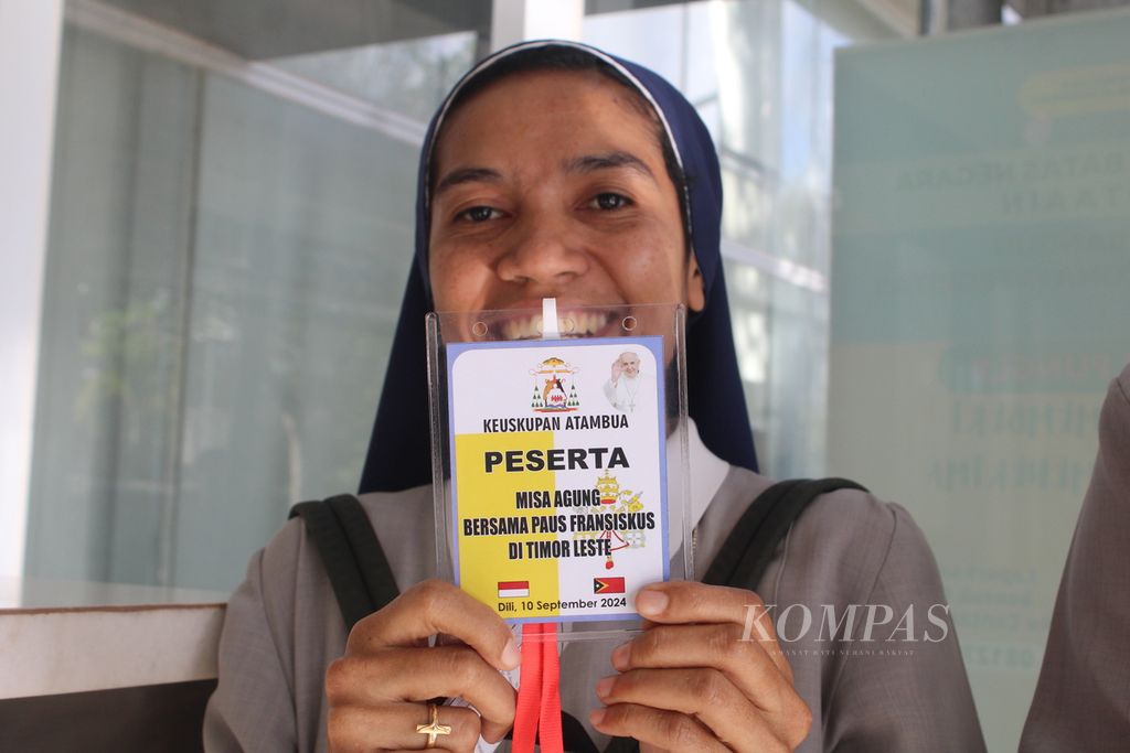 Pelintas menunjukkan kartu identitas di Pos Lintas Batas Negara Terpadu Motaain, Kabupaten Belu, Nusa Tenggara Timur, pada Minggu (8/9/2024). Kartu identitas itu untuk menyambut kunjungan Paus Fransiskus di Dili, Timor Leste.