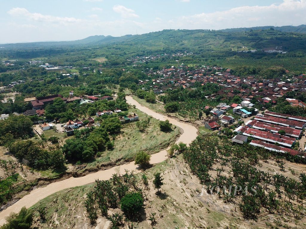 Aliran Sungai Pengkol pascabanjir bandang dengan latar belakang pegunungan tampak dari Kecamatan Tembalang, Kota Semarang, Jawa Tengah, Minggu (19/2/2023). 