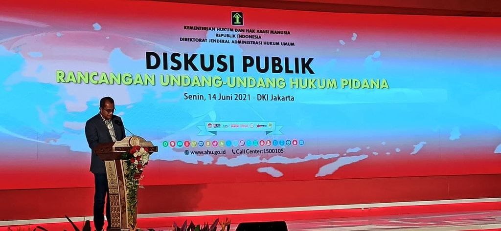 Wakil Menteri Hukum dan Hak Asasi Manusia Eddy Omar Sharif Hiariej memberikan sambutan dalam acara sosialisasi Rancangan Kitab Undang-Undang Hukum Pidana (RKUHP) di Jakarta, Senin (14/6/2021).