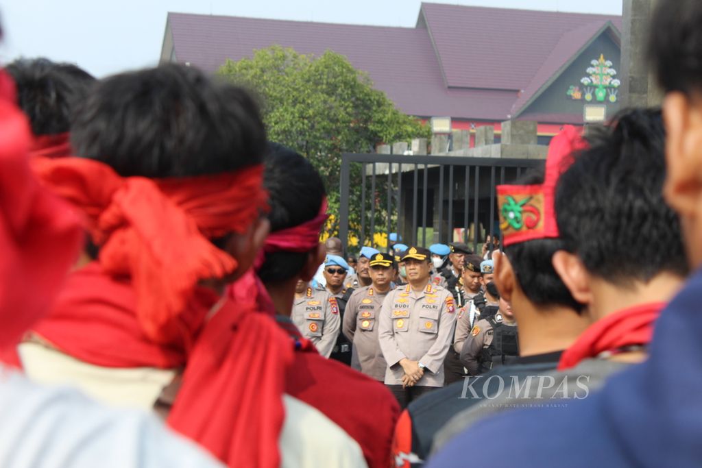 Kapolres Kota Palangkaraya Komisaris Besar Budi Santosa menerima pengunjuk rasa dari Aliansi Masyarakat Dayak Peduli Bangkal yang menggelar aksi di depan kantor Polda Kalteng di Palangkaraya, Kalimantan Tengah, Senin (16/10/2023).