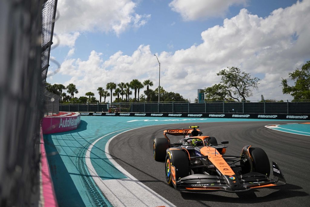 Pebalap tim McLaren, Lando Norris, memacu mobilnya dalam ajang F1 seri Amerika Serikat di Sirkuit Miami International Autodrome, Miami, Florida, AS, Minggu (5/5/2024). Norris menjadi pemenang pada ajang itu.