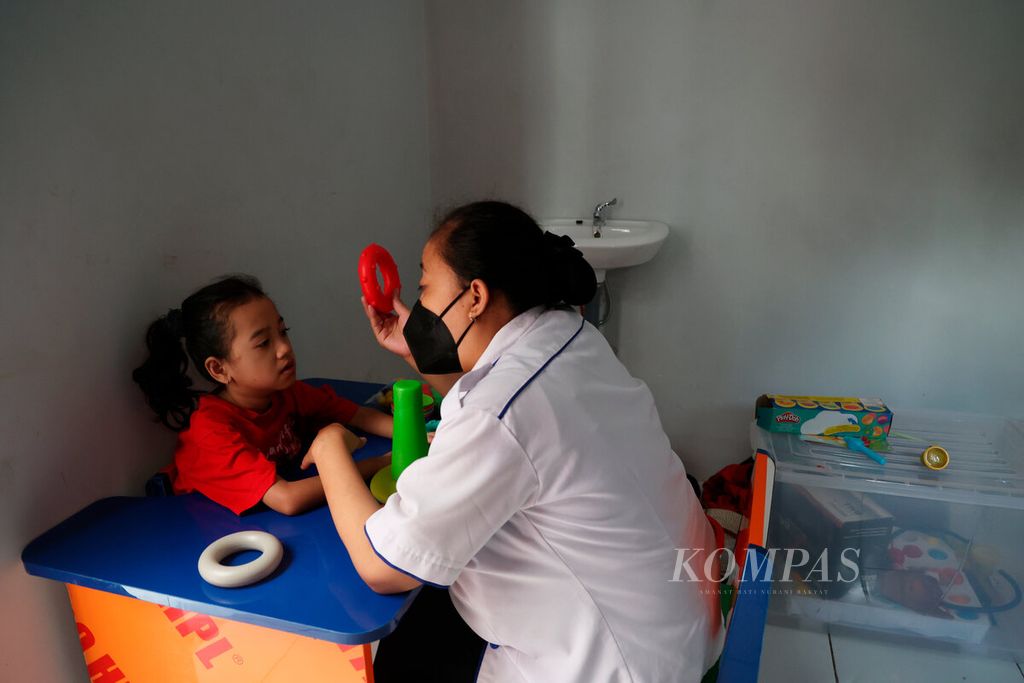 Salah satu anak berkebutuhan khusus menjalani okupasi terapi bersama perawat di Rumah Terapi Disabilitas Anak di Kecamatan Semarang Barat, Kota Semarang, Jawa Tengah, Selasa (21/2/2022).