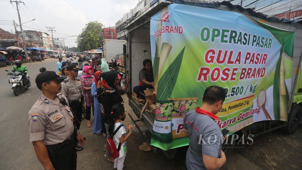 Operasi pasar gula pasir di Pasar Kebayoran Lama, Jakarta Selatan, Kamis (19/3/2020). 