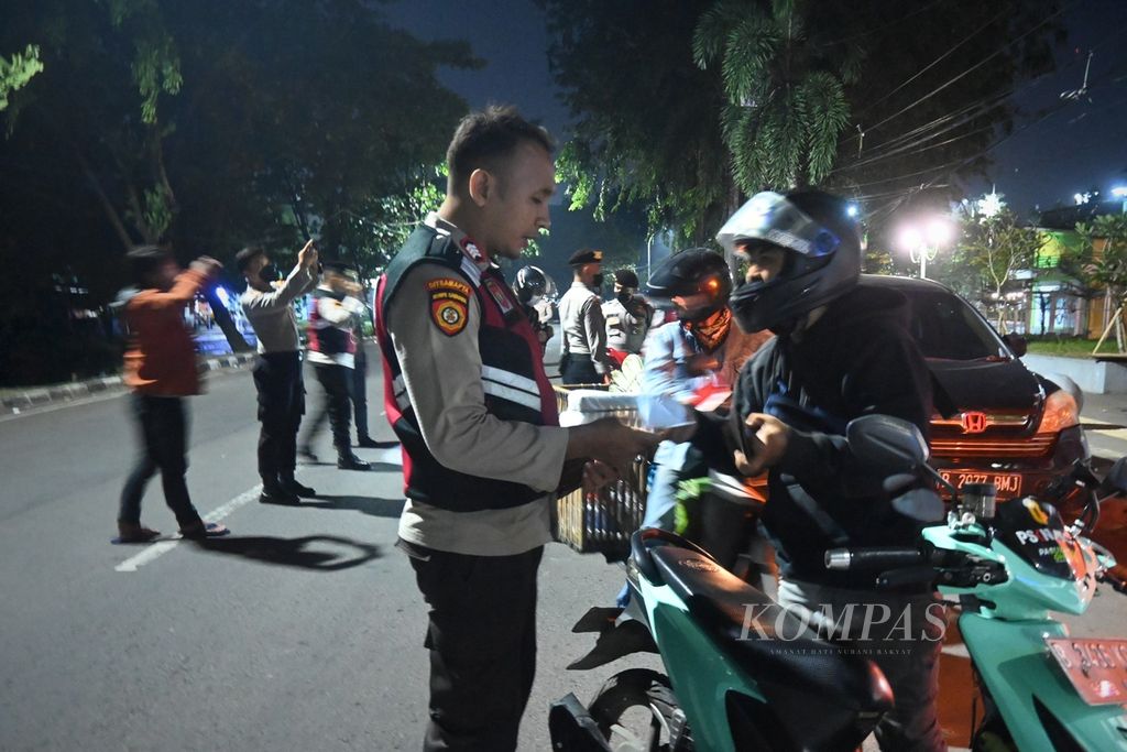 Tim Perintis Presisi Polres Metro Bekasi Kota saat menggelar razia di Jalan Boulevard Selatan, Bekasi Utara, Sabtu (20/8/2022) dini hari.