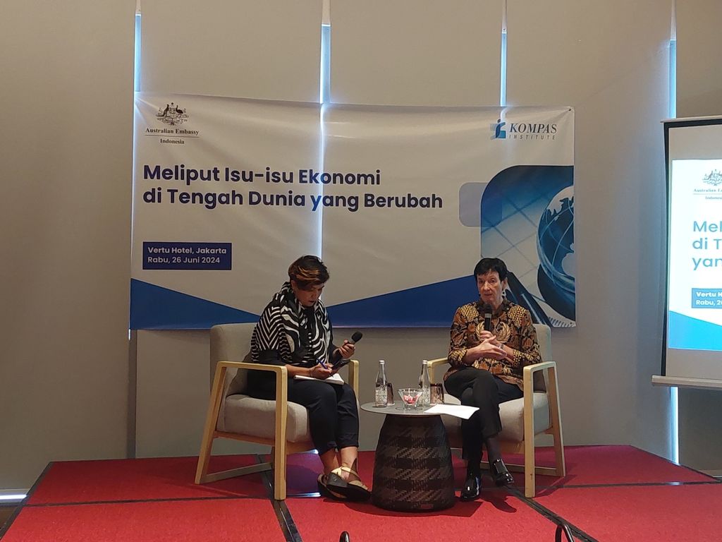 Duta Bisnis Australia untuk Indonesia Jennifer Westacott saat menjadi pembicara dalam semiloka untuk jurnalis bertema “Strategi Menulis Isu-isu Ekonomi di Tengah Dunia” yang diadakan Kedutaan Besar Australia untuk Indonesia bersama Kompas Institute, di Jakarta, Rabu (26/6/2024).