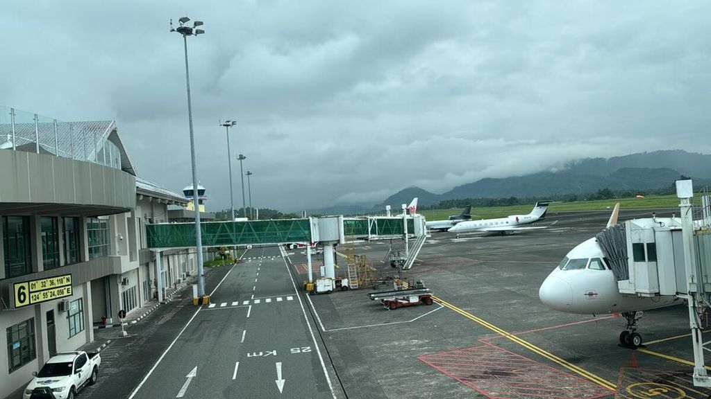 Situasi Bandara Sam Ratulangi, Manado, Sulawesi Utara, yang tutup sementara karena erupsi Gunung Ruang, Kabupaten Sitaro, Sulawesi Utara, Kamis (18/4/2024). Akibatnya, sejumlah penerbangan dari beberapa maskapai penerbangan dibatalkan.