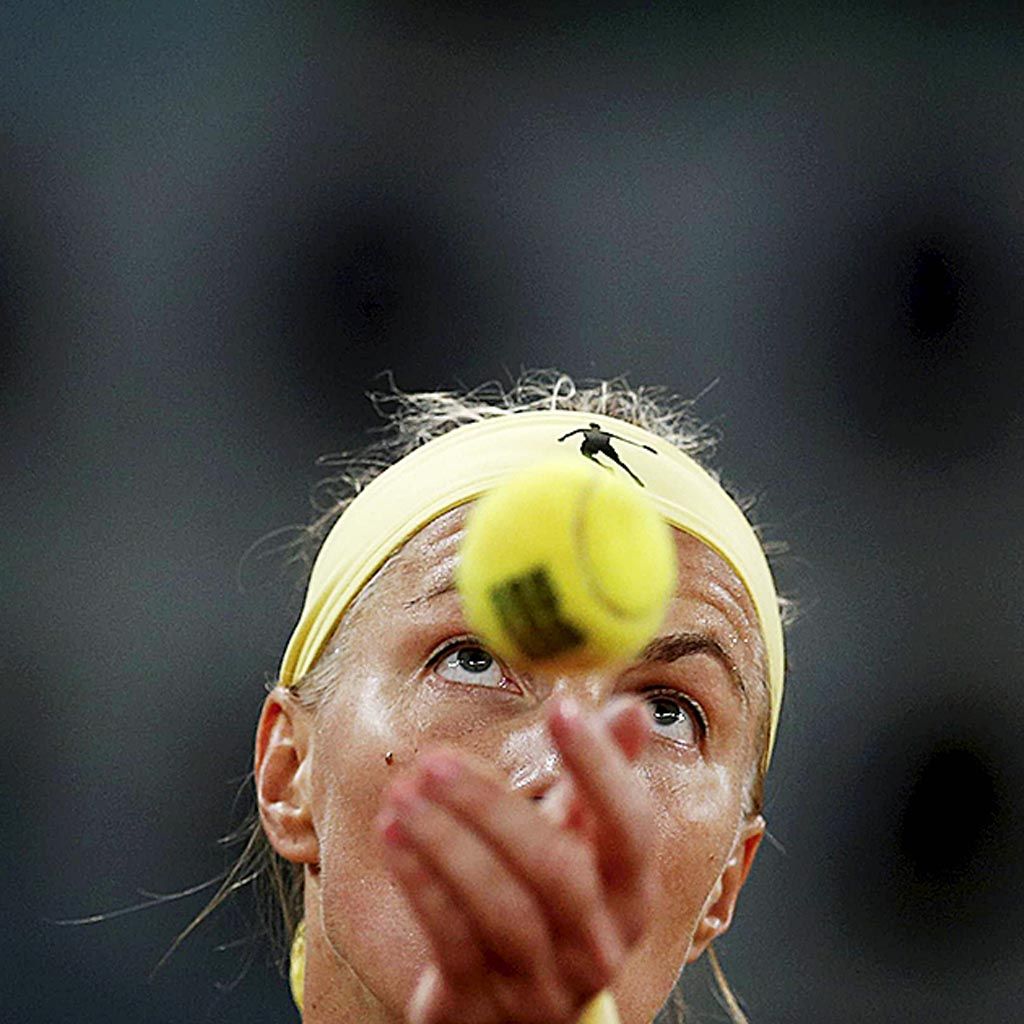 Petenis Rusia, Svetlana Kuznetsova, bersiap melakukan servis pada pertandingan melawan petenis Perancis, Kristina Mladenovic, pada turnamen tenis Madrid Terbuka di Madrid, Spanyol, Jumat (12/5). Kuznetsova harus mengakui keunggulan Mladenovic, 4-6, 6-7.