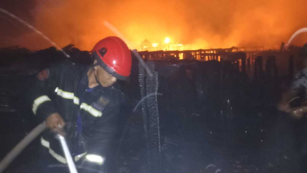 Pemadam Kebakaran Kota Palangkaraya mencoba memadamkan api yang menghanguskan puluhan rumah di Flamboyan Bawah, Kota Palangkaraya, Kalimantan Tengah, pada Selasa (1/8/2023).