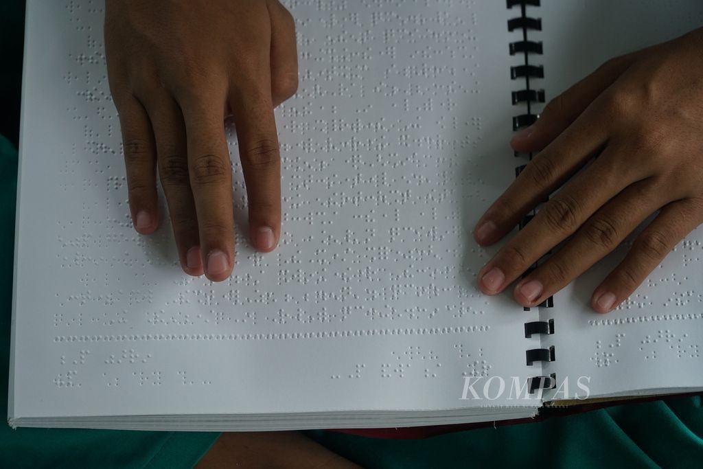 Santri tunanetra membaca Al Quran braille di Pesantren Tunanetra dan SLB Gratis Cahaya Quran di Kecamatan Ciampe, Kabupaten Bogor, Jawa Barat, Senin (18/4/2022). 