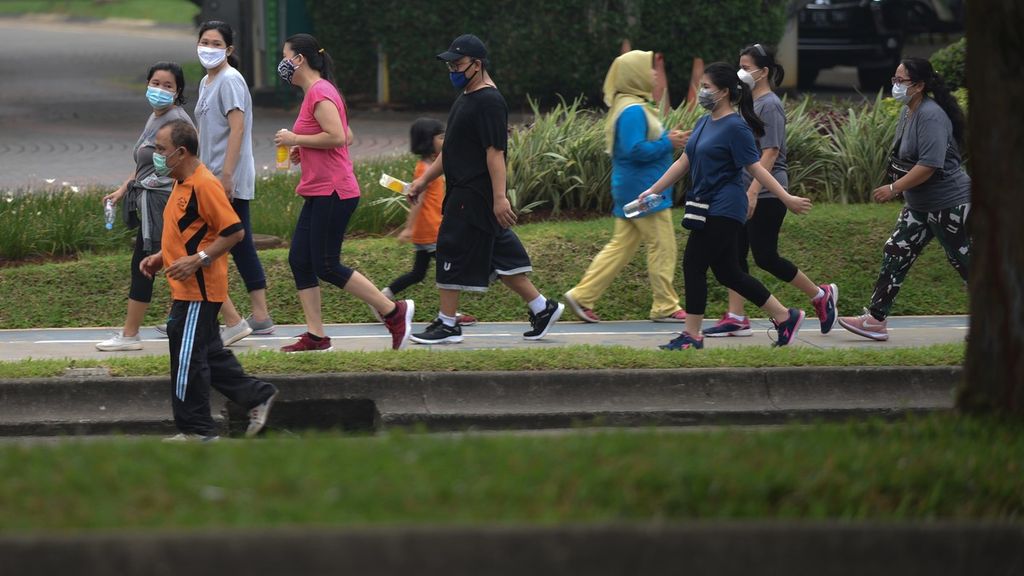 Warga melakukan joging dengan menggunakan masker di Kawasan Bintaro Jaya, Tangerang Selatan, Banten, Minggu (17/1/2021). Olahraga lari masih menjadi yang paling diminati karena akses perlengkapan yang murah dan bisa diikuti banyak lapisan masyarakat.