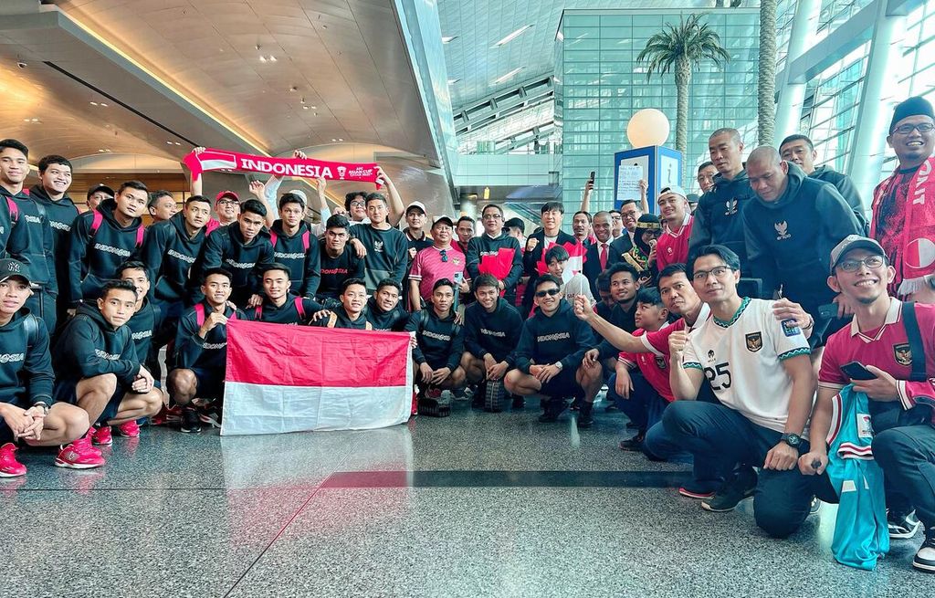 Diaspora Indonesia di Qatar berfoto dengan tim U-23 Indonesia ketika menyambut kedatangan skuad ”Garuda Muda” di Bandara Internasional Hamad, Doha, Rabu (10/4/2024). Dukungan penuh akan diberikan diaspora selama Piala Asia U-23 2024.