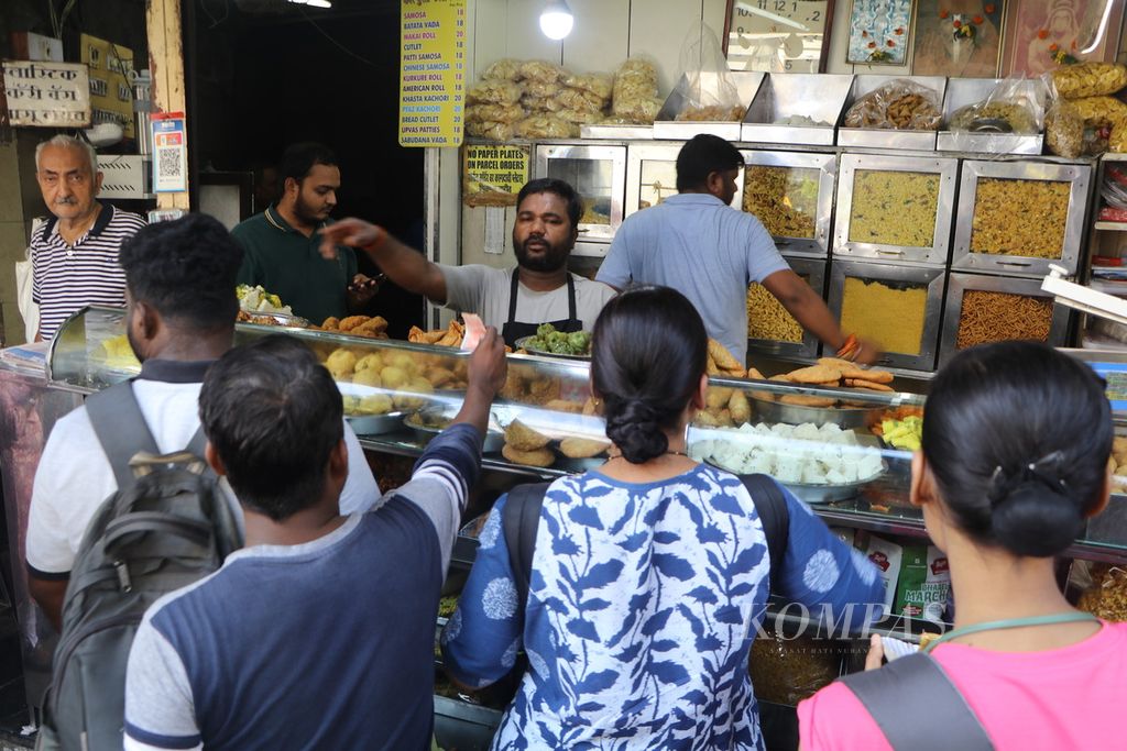 Masyarakat mengantre untuk membeli makanan di Pasar Dadar yang padat di kota Mumbai, India, Selasa (26/9/2023). Dengan populasi mencapai 1,4 miliar jiwa, konsumsi minyak makan di India mencapai 23,87 ton per tahun dan menjadi pasar penting untuk Indonesia.