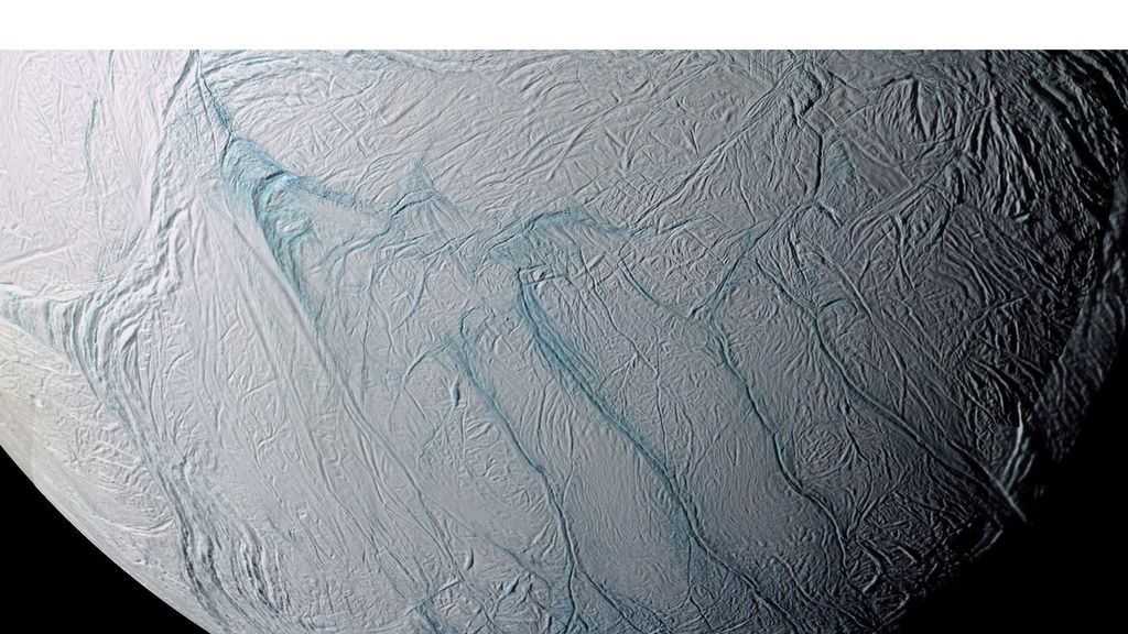 Kutub selatan bulan Saturnus, Enceladus, menjadi tempat keluarnya geiser atau semburan air dan gas yang diduga berasal dari aktivitas geologi di bawahnya. Di sekitar lokasi semburan juga muncul retakan-retakan panjang yang disebut Tiger Stripes.