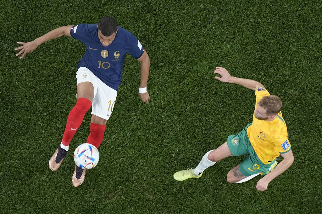 Striker Perancis, Kylian Mbappe (kiri), berebut bola dengan Nathaniel Atkinson dari Australia selama pertandingan sepak bola grup D Piala Dunia 2022 antara Perancis dan Australia, di Stadion Al Janoub di Al Wakrah, Qatar, Rabu (22/11/2022) dini hari WIB.