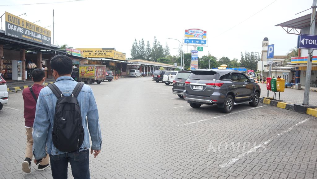 Warga melintasi tempat parkir di Rest Area 207A di Jalan Tol Palimanan-Kanci, Kabupaten Cirebon, Jawa Barat, Kams (13/4/2023). 