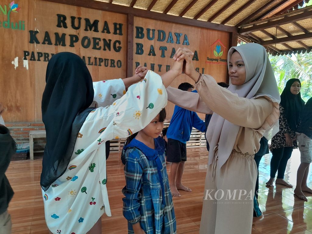 Anak-anak sekolah alam Kampung Baca Taman Rimba (Kampoeng Batara) di Kampung Papring, Kelurahan Kalipuro, Kecamatan Kalipuro, Kabupaten Banyuwangi, Jawa Timur, Minggu (17/9/2023), tengah memainkan permainan tradisional. 