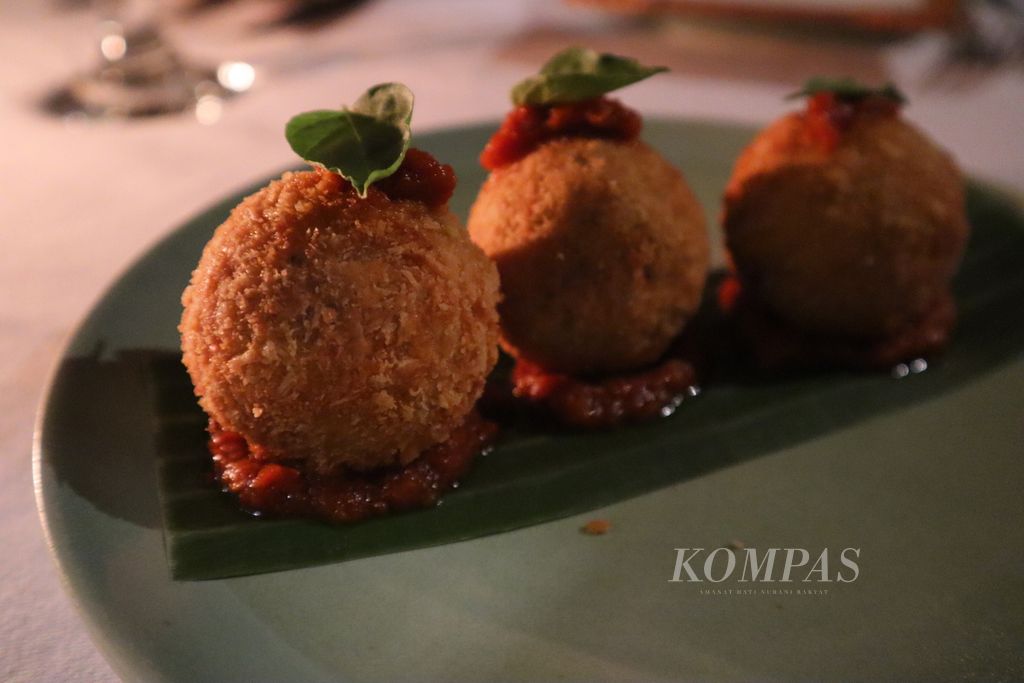 Pulung-pulung (<i>sorghum donut</i>) terbuat dari sorgum yang diisi dengan nangka. Paling cocok disantap dengan sambal tomat yang asam.