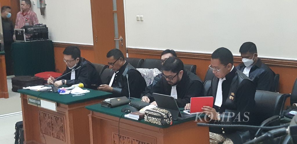 Tim penasihat hukum terdakwa Irjen Teddy Minahasa dalam sidang tuntutan terhadap kliennya di Pengadilan Negeri Jakarta Barat, Jakarta, Kamis (30/3/2023).