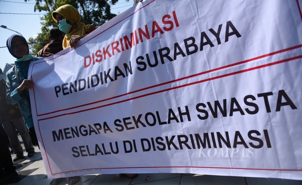 Hundreds of private school teachers and principals who are members of the Private Education Consultative Body of Surabaya and the Working Meeting of Private Middle School Principals in Surabaya held a protest in front of the Surabaya Mayor's Office on Tuesday (2/7/2019). They consider the policy of increasing quotas for public schools up to 4,000 seats in new student admissions (PPDB) to be detrimental to private schools.