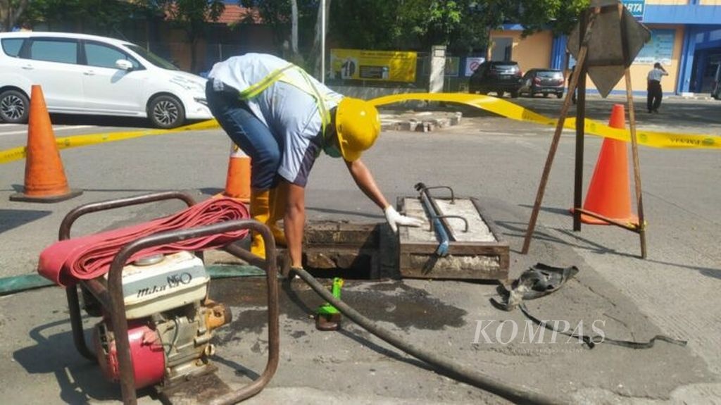 Petugas lapangan dari Palyja memperbaiki saluran air yang mengalami kebocoran di kawasan Pluit, Jakarta Utara, Senin (10/5/2021).