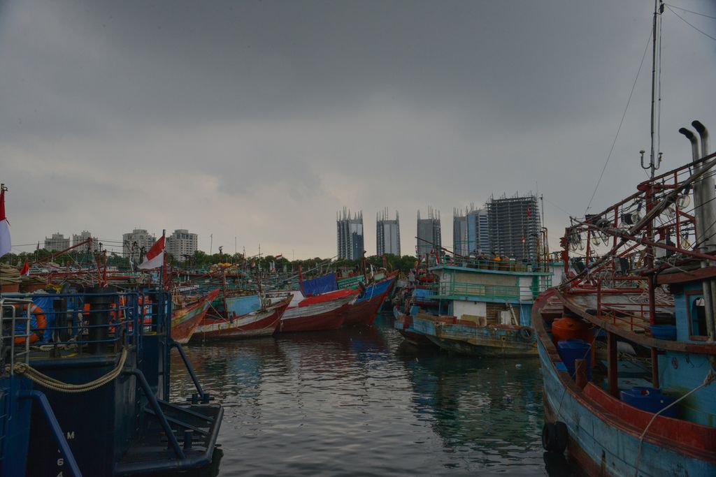 A number of fishing boats moored at the Nizam Zachman Ocean Fishing Port, Muara Baru, North Jakarta, Tuesday (3/1/2023). Due to bad weather, a number of fishermen at the Nizam Zachman Ocean Fishing Port stopped going to sea.