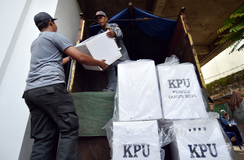 Petugas menerima logistik pemilu dari Panitia Pemungutan Suara di tingkat kelurahan ke Panitia Pemilihan Kecamatan di Kantor Camat Ilir Timur 3, Palembang, Sumatera Selatan, Kamis (15/2/2024).
