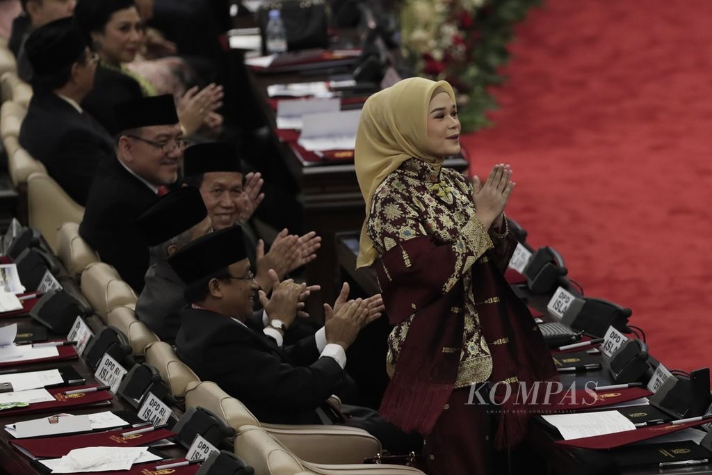 Anggota DPD periode 2019-2024, Jialyka Maharani, saat hadir dalam pelantikan anggota DPR, DPD, dan MPR dalam sidang paripurna di Gedung Kura-kura, Kompleks Parlemen, Senayan, Jakarta, Selasa (1/10/2019). Hingga kini keterwakilan perempuan di parlemen masih rendah.