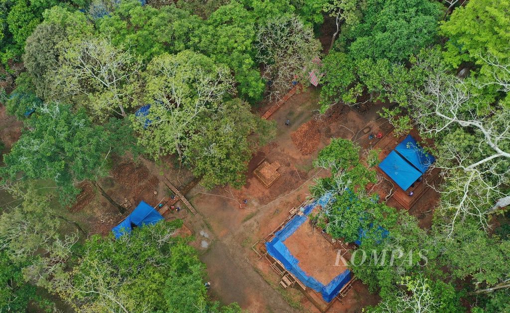 Di antara pepopohonan yang tinggi dan rapat terlihat dari udara area pemugaran Candi Kotomahligai di Kawasan Cagar Budaya Nasional (KCBN) Muarajambi, Desa Danau Lamo, Kecamatan Maro Sebo, Muaro Jambi, Jambi, Selasa (9/7/2024). 