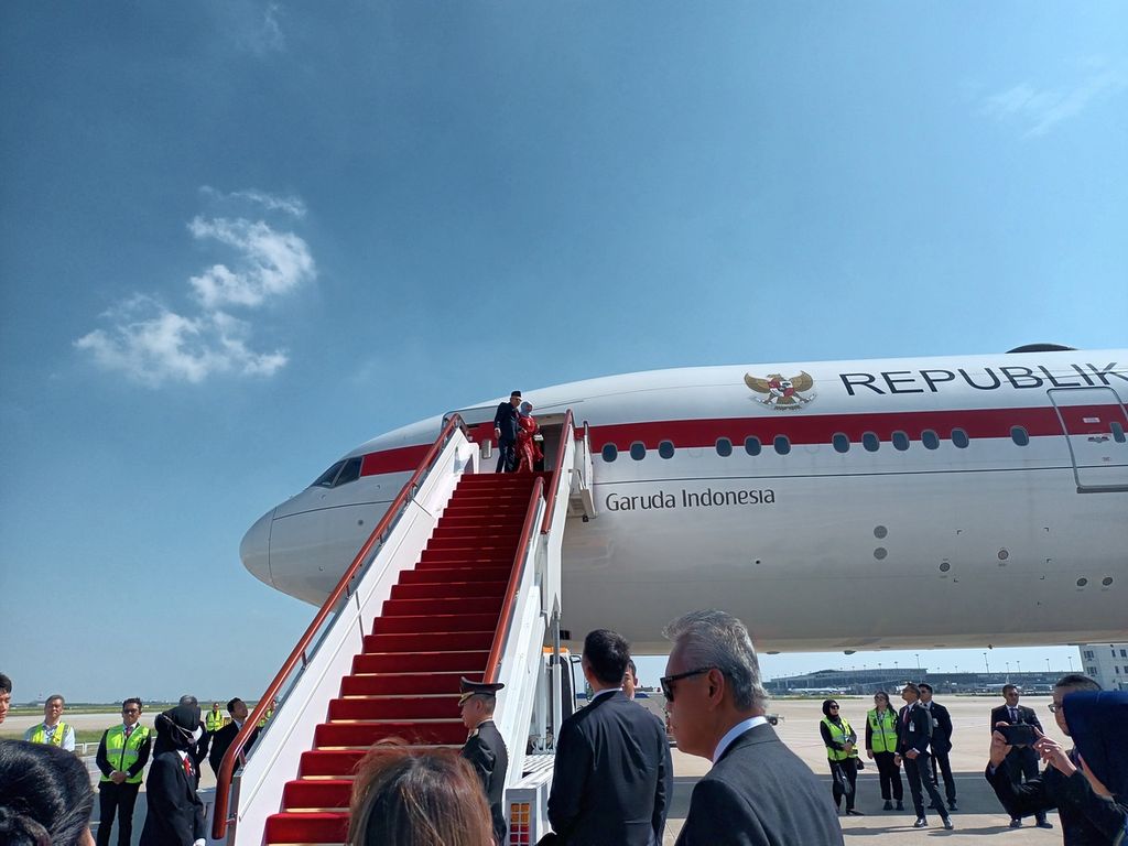 Wakil Presiden Ma'ruf Amin dan Ibu Wury Ma'ruf Amin sesaat sebelum bertolak dari bandara Shanghai, Republik Rakyat China, menuju ke Bandara Internasional Soekarno-Hatta, Tangerang, Provinsi Banten, Selasa (19/9/2023).