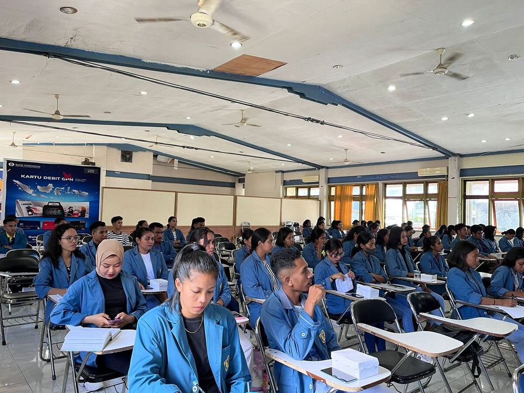 Audiens menyimak diskusi mengenai problem krisis beras di NTT yang digelar Jurusan Ekonomi Pembangunan Fakultas Ekonomi dan Bisnis Universitas Katolik Widya Mandira, Kupang, pada Sabtu (1/4/2023).