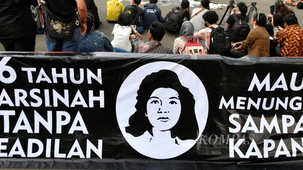Sejumlah aktivis mengikuti Aksi Kamisan ke-585 yang berlangsung di seberang Istana Merdeka, Jakarta, Kamis (9/5/2019). Aksi Kamisan tersebut mengusung tema peringatan 26 tahun kasus Marsinah yang belum terungkap.