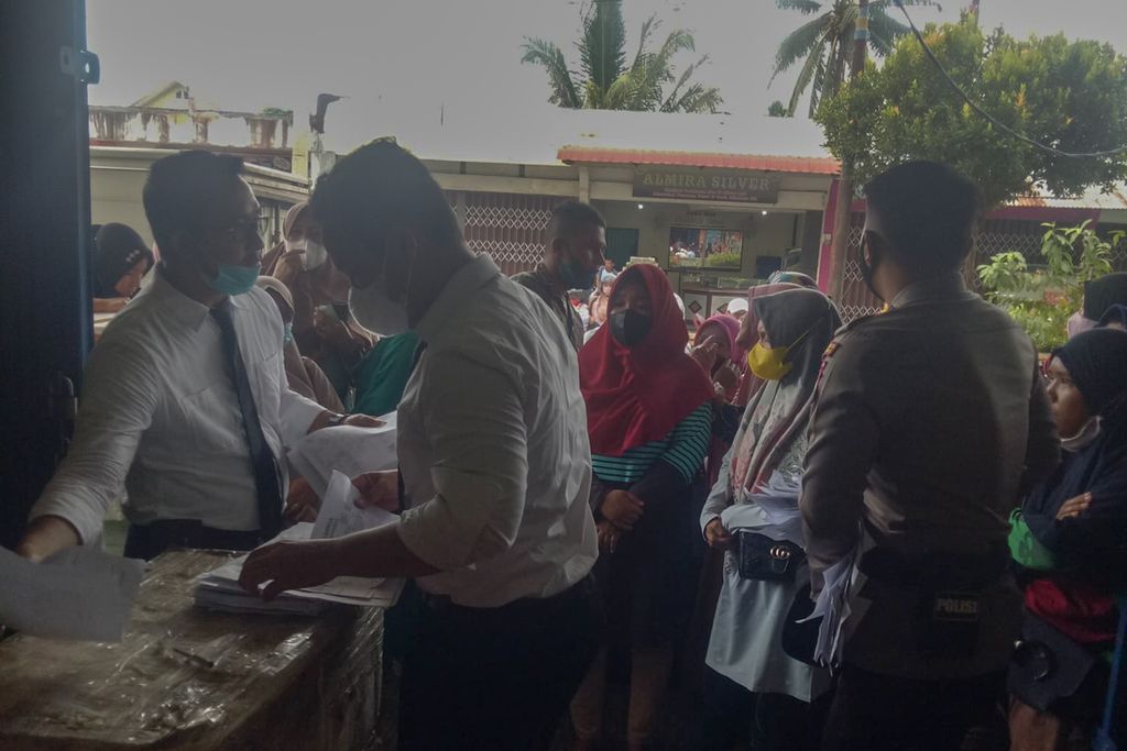 Antrean warga saat akan membeli minyak goreng kemasan di Kabupaten Natuna, Kepulauan Riau, Senin (21/3/2022).