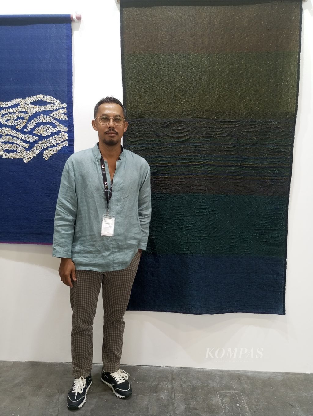 Ari Bayuaji (49), perupa asal Indonesia, saat berpameran di Art SG 2024 di Marina Bay Sands Expo & Convention Centre, Singapura, Kamis (18/1/2024).