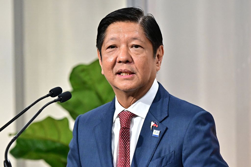 Presiden Filipina Ferdinand Marcos Jr memberi sambutan di sela-sela Konferensi Tingkat Tinggi Kerja Sama Ekonomi Asia Pasifik (APEC) di San Francisco, California, Amerika Serikat, 16 November 2023.