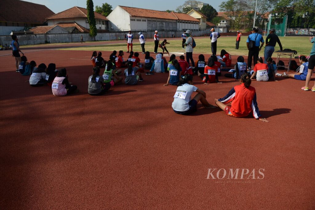 Peserta lomba atletik tolak peluru dari perwakilan berbagai sekolah menunggu giliran dalam rangka Olimpiade Olahraga Siswa Nasional (O2SN) Provinsi Jawa Tengah di Tri Lomba Juang, Kota Semarang, Rabu (3/7/2019). 
