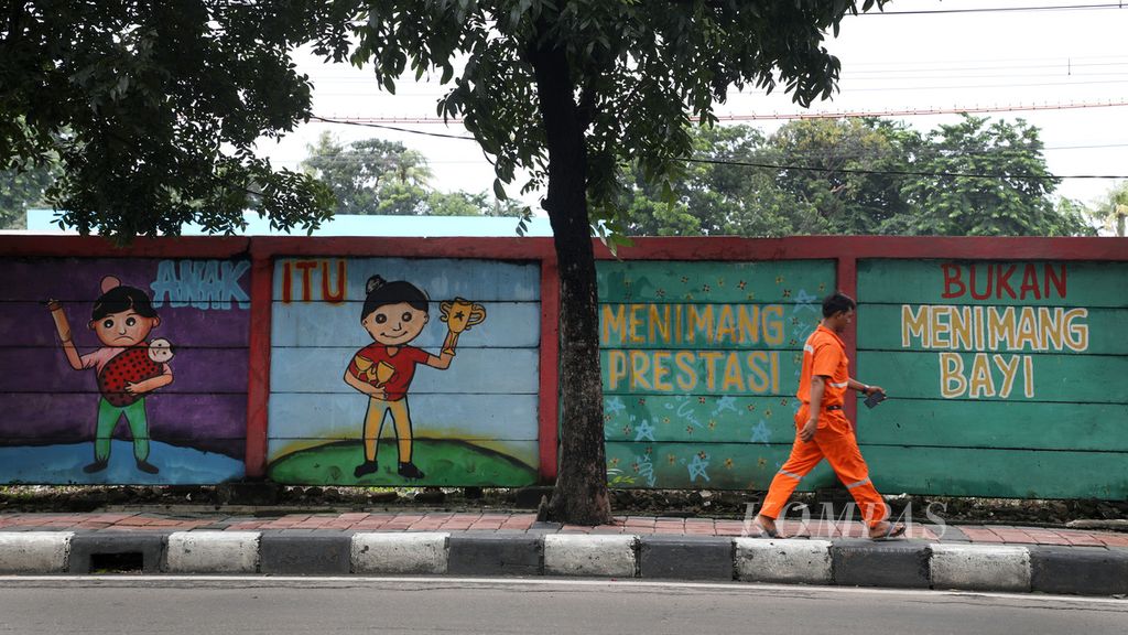 Mural berisi pesan untuk menghindari perkawinan usia dini dan lebih mengejar prestasi dan berkarya di Jalan Bekasi Timur Raya, Jakarta, Kamis (20/2/2020). Menurut Undang-Undang Nomor 16 Tahun 2019 tentang Perubahan atas UU No 1/1974 tentang Perkawinan, batas minimal usia perkawinan adalah 19 tahun. 