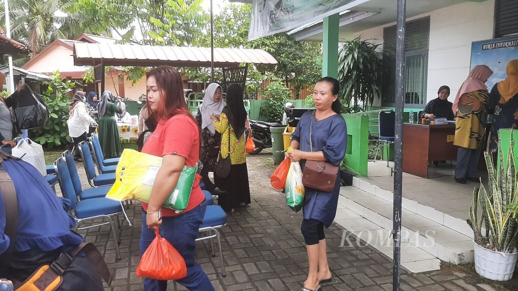 Masyarakat membeli sejumlah kebutuhan pokok dari pasar murah yang digelar Pemerintah Kota Pontianak, Kalimantan Barat, Sabtu (2/3/2024).