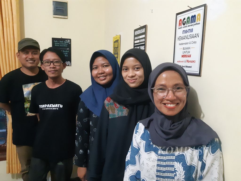Asih Widyowati (paling depan) berfoto bersama pegiat Umah Ramah di Kabupaten Cirebon, Jawa Barat, Rabu (11/1/2023). Umah Ramah merupakan lembaga yang fokus pada isu seksualitas, kesehatan reproduksi, dan kekerasan seksual.